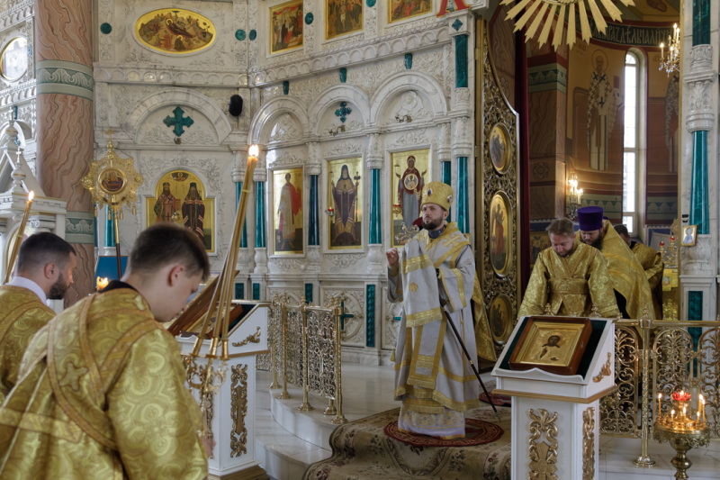 В канун праздника Всех святых, в земле Российской просиявших, Архипастырь совершил всенощное бдение в Ильинском кафедральном соборе Россоши