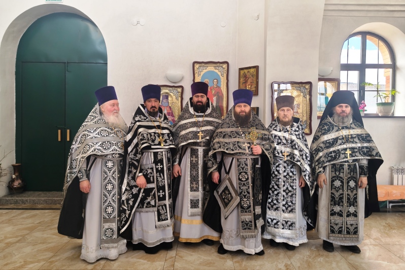 Духовенством Каменского благочиния соборно совершена Литургия Преждеосвященных Даров в храме прп. Сергия Радонежского пгт. Подгоренский