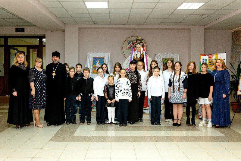 В Кантемировке открылась выставка детских рисунков и картин местной детской школы искусств