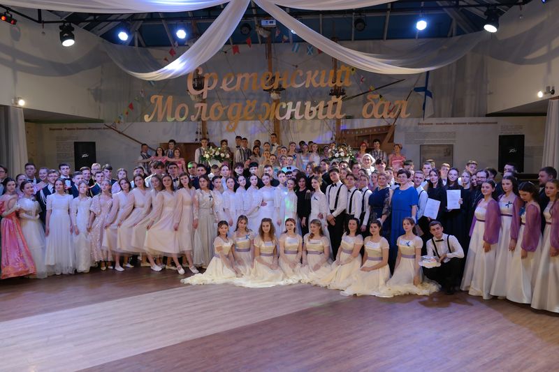 Молодежь Богучарского благочиния приняла участие в Епархиальном Сретенском бале