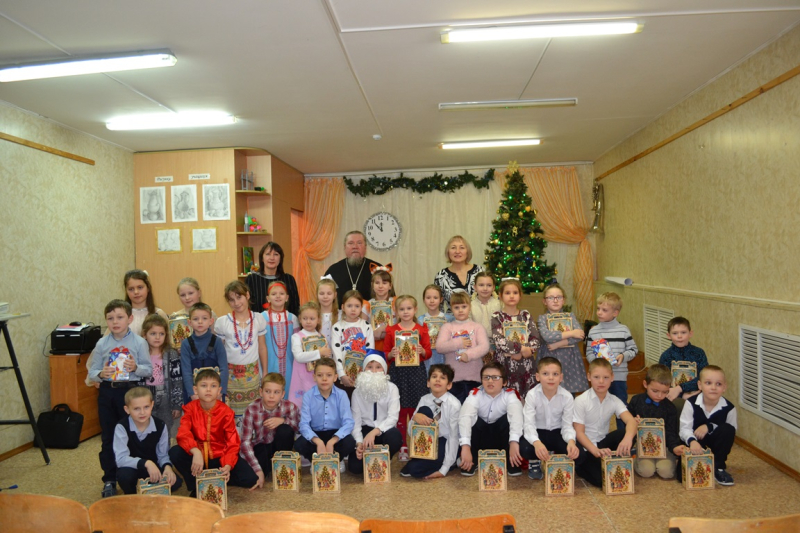 В Репьёвской школе прошел традиционный рождественский концерт