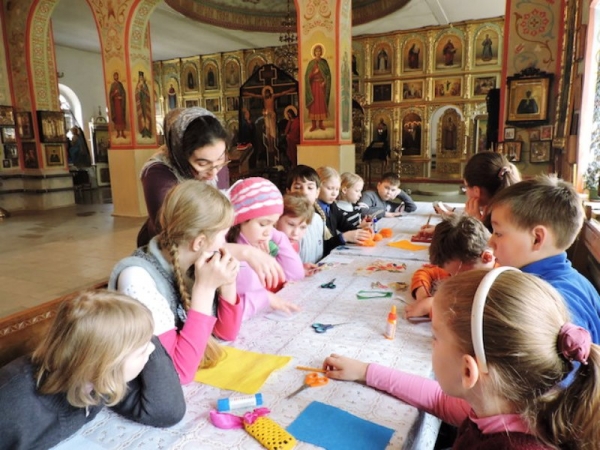 Изготовление пасхальных поделок воспитанниками воскресного кружка Сретенского храма г. Острогожска