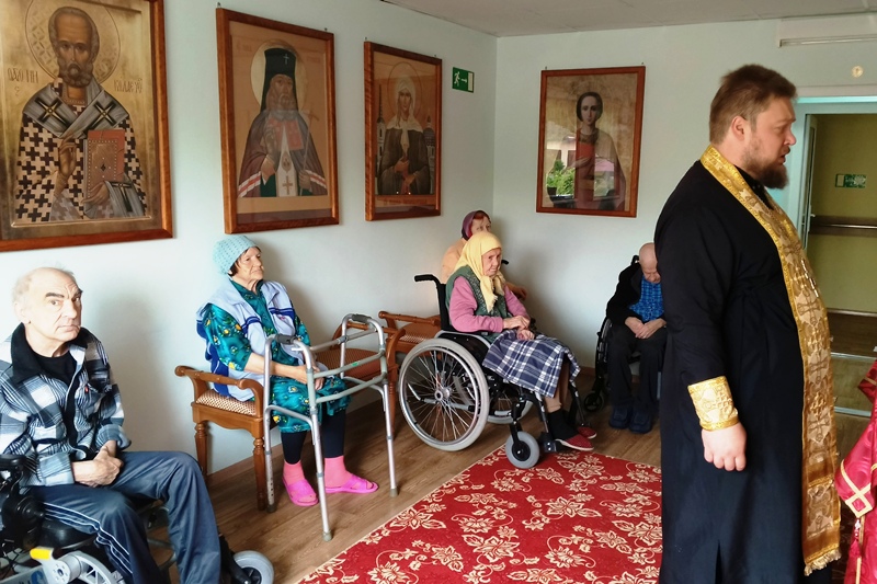 Иерей Андрей Рыбак посетил пансионат в селе Коротояк Острогожского района
