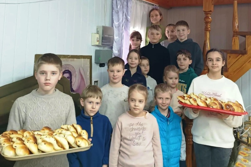 В Александро-Невском храме Калача провели мастер-класс по изготовлению жаворонков ко дню памяти сорока Севастийских мучеников