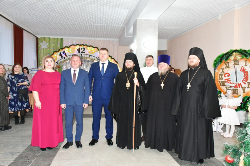 Глава Россошанской епархии принял участие в Рождественском благотворительном вечере главы администрации Верхнемамонского муниципального района «Рождественские перезвоны»
