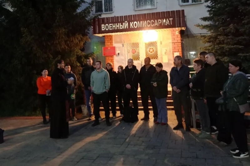 Ответственный по работе с Вооруженными силами благословил призывников перед отправкой в воинские части