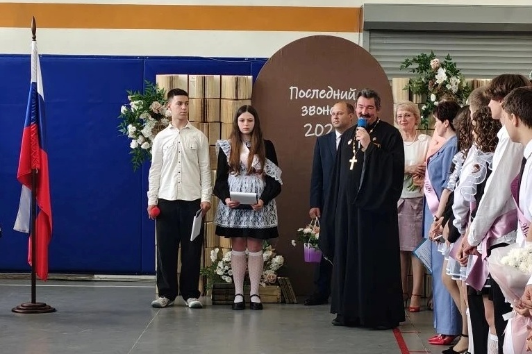 В поселке Каменка настоятеля Успенского храма села Трехстенки иерей Артемий Фисенко поздравили школьников с окончанием учебного года