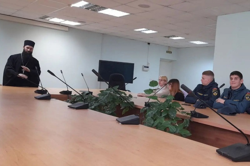 Помощник благочинного по молодежной работе посетил Россошанский техникум