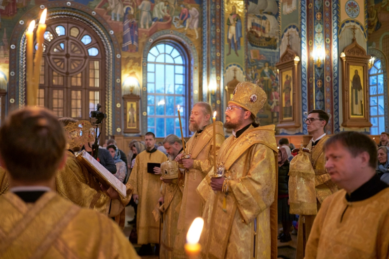 Епископ Россошанский и Острогожский Дионисий сослужил главе Воронежской митрополии за всенощным бдением в канун праздника Собора Воронежских святых