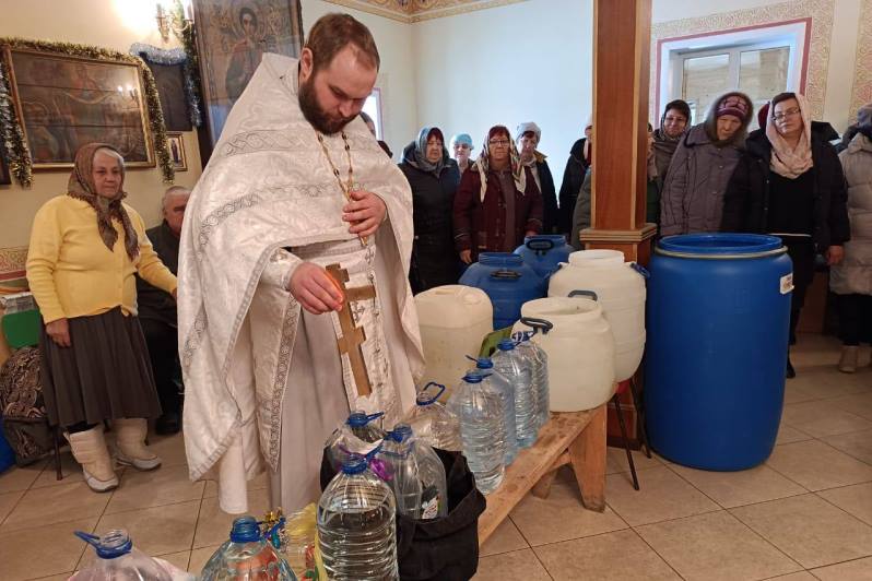 Праздничные богослужения и чин Великого освящения воды на источниках в Верхнемамонском районе