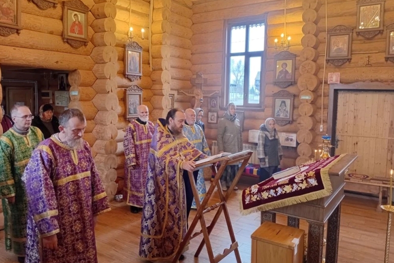 В храме Успения Пресвятой Богородицы села Верхний Мамон прошли богослужения в Великую Пятницу