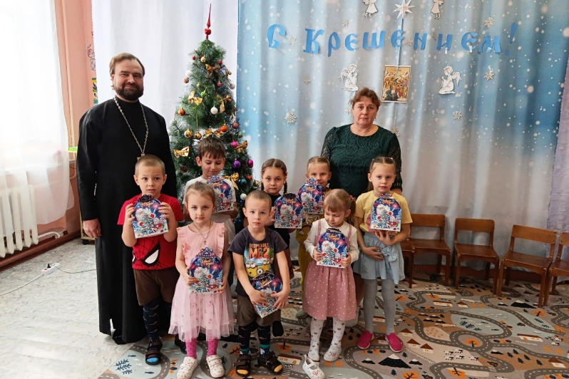  В праздник Крещения Господня настоятель Никольского храма села Бабка посетил детский сад