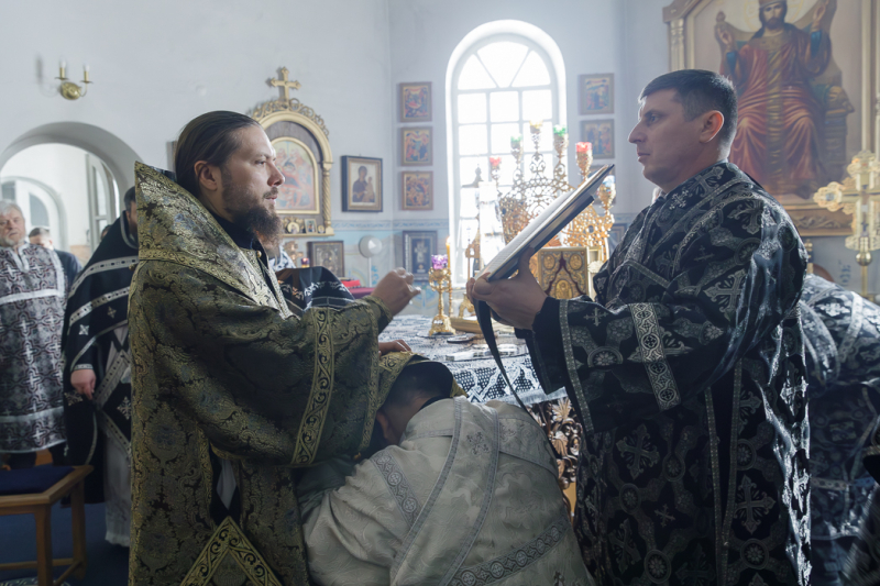 В среду второй седмицы Великого поста епископ Дионисий совершил Литургию Преждеосвященных Даров и диаконскую хиротонию в Казанском храме поселка Каменка