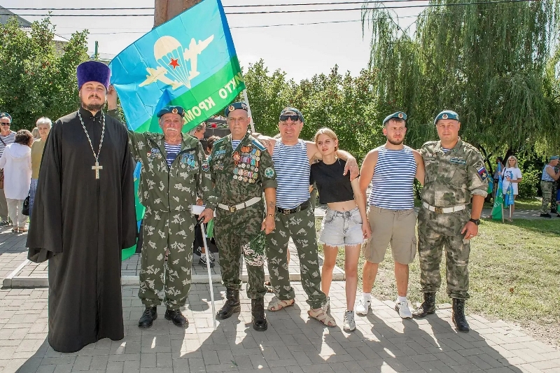 Священнослужителю вручили Благодарственное письмо от коллектива «Союза десантников» города Россошь