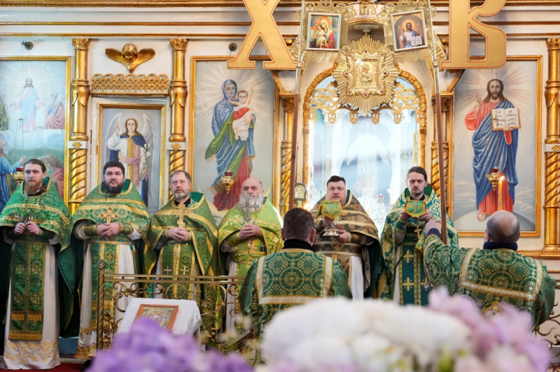 Благочинный Калачеевского церковного округа возглавил служение соборной Божественной литургии в храме Вознесения Господня города Калач