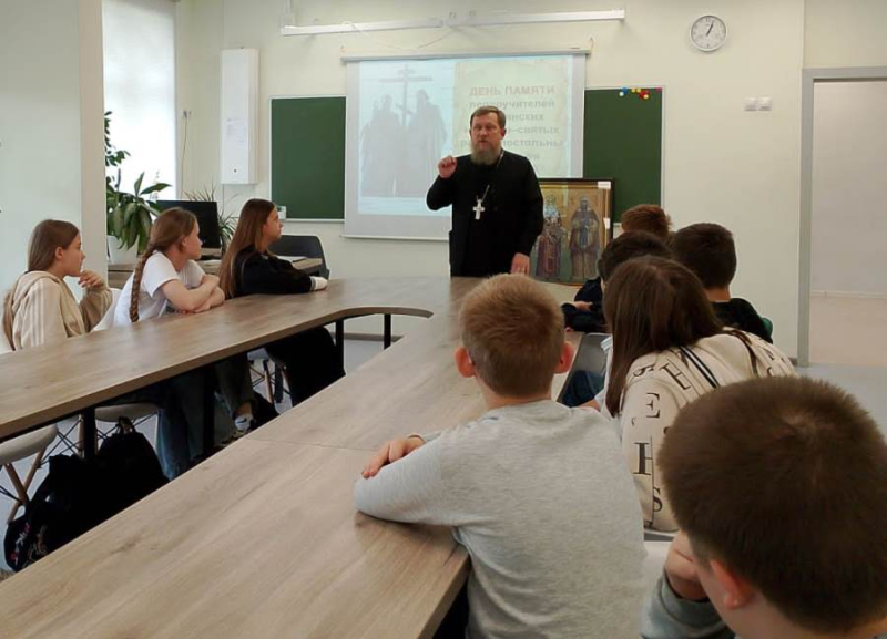 Настоятель Покровского храма села Шапошниковка встретился с ольховатскими школьниками
