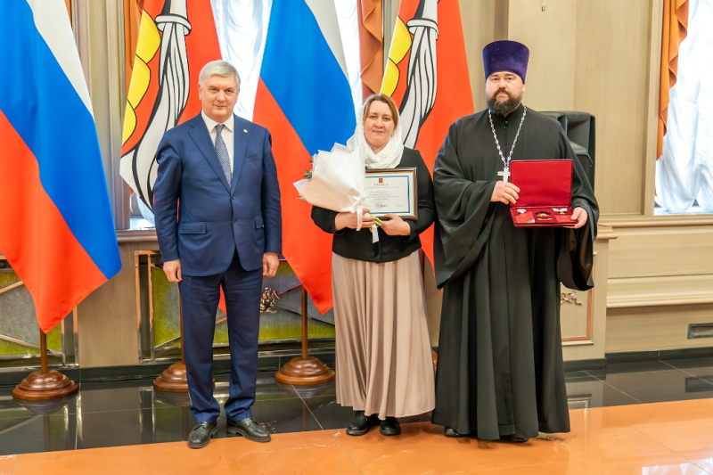 Губернатор Воронежской области вручил семье клирика Россошанской епархии протоиерею Евгению и матушке Наталье Бей государственную награду