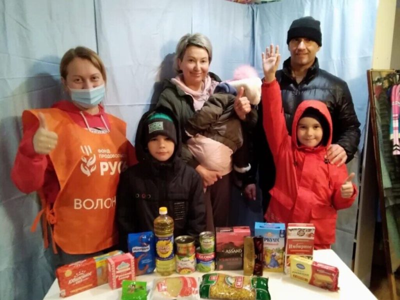 В гуманитарном центре благочиния многодетным семьям были вручены продуктовые наборы