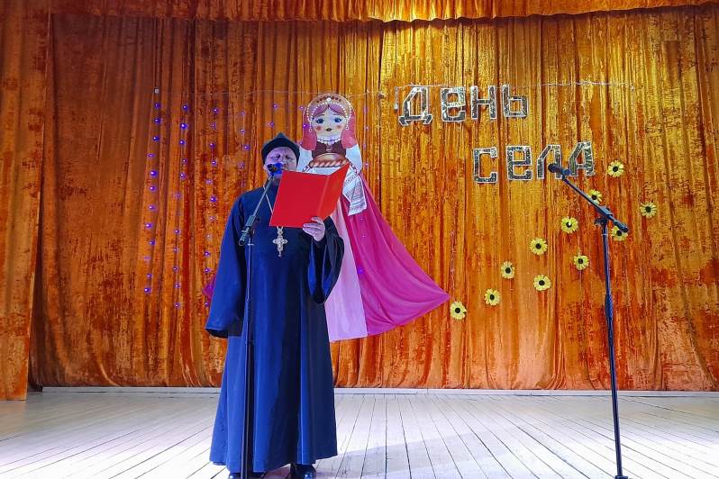  Благочинный посетил праздничный концерт в с. Радченское