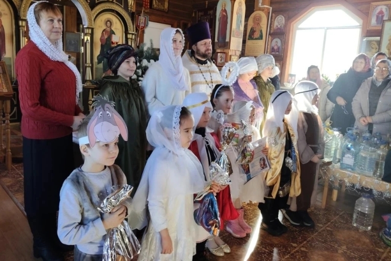 Воспитанники воскресной группы Михайло-Архангельского храма села Воробьевка провели рождественский праздник