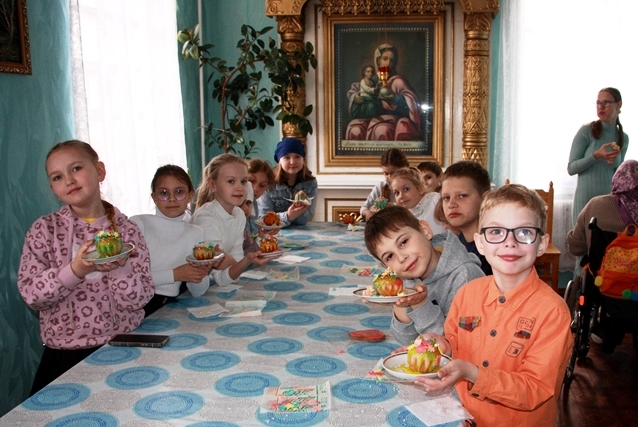 В Казанском храме поселка Каменки состоялось воскресное богослужение и творческий мастер‑класс в воскресной школе