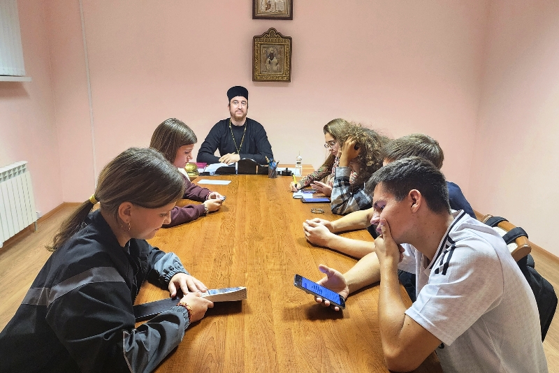 Помощник благочинного по молодежной работе провел встречу с представителями молодежного актива Свято-Ильинского собора г. Россошь