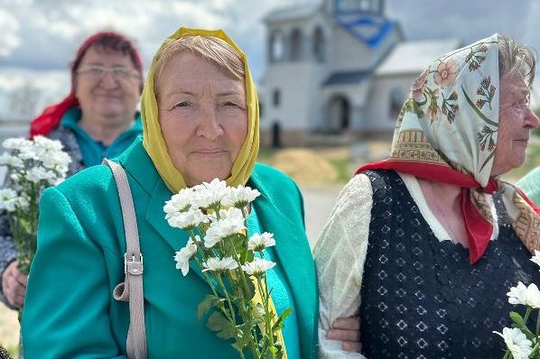 В храмах благочиния поздравили прихожанок с Днем жен-мироносиц