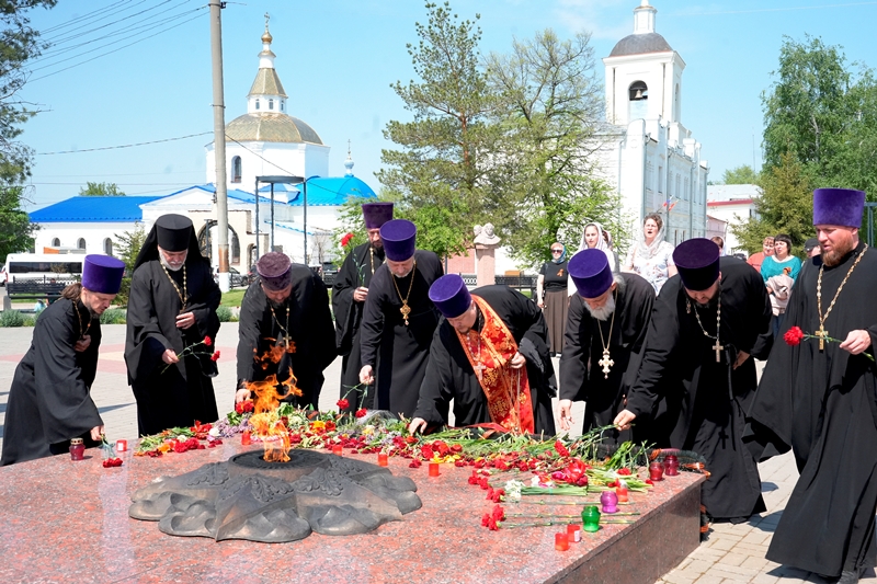Духовенство и миряне Калачеевского церковного округа возложили цветы к мемориалу Памяти героев-калачеевцев