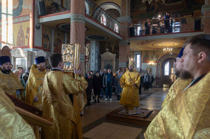 Правящий Архиерей совершил миссионерскую Божественную литургию в Свято-Ильинском кафедральном соборе г. Россошь