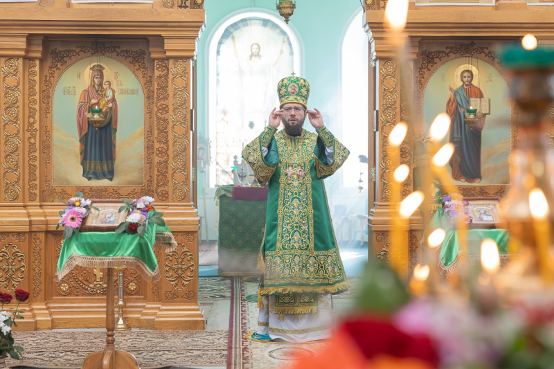 Епископ Дионисий возглавил престольное торжество храма святого благоверного князя Александра Невского с. Петровка