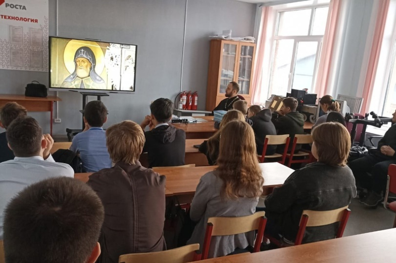 В рамках 400-летия святителя Митрофана Воронежского прошла встреча с учащимися Воронцовской школы