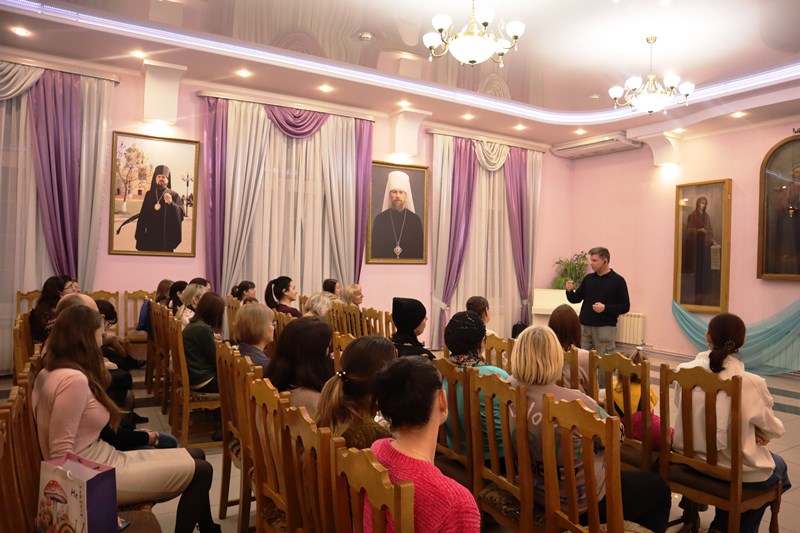 В воскресной школе Ильинского кафедрального собора для родительского прошла площадка Митрофановских церковно-исторических чтений, посвященная теме «Авторитет родителей как ключевой институт воспитания и образования»