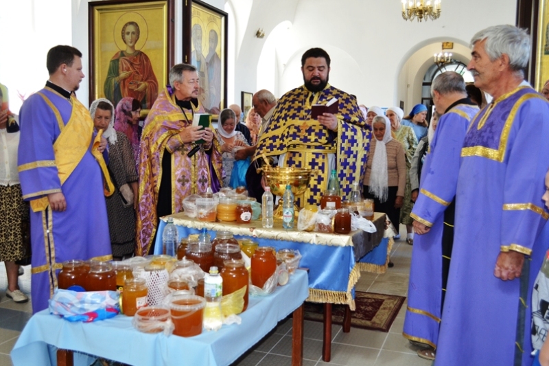 В храме иконы Божией Матери «Казанская» г. Павловска совершена Божественная литургия и освящен мед