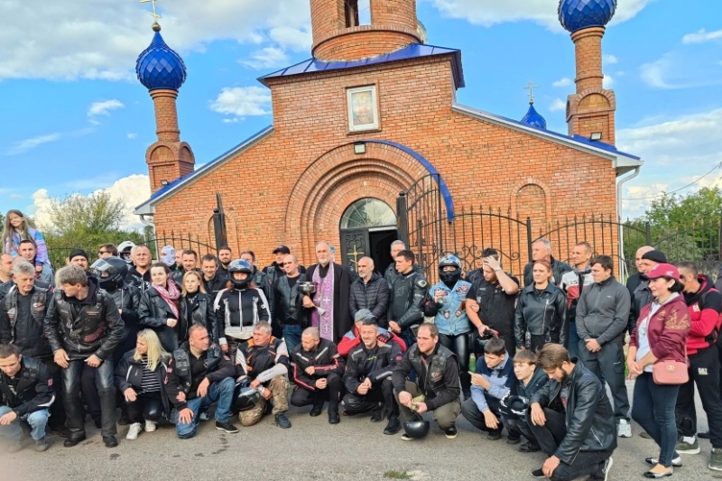 В Богучарском районе священнослужитель совершил молебен о путешествующих для участников мотопробега