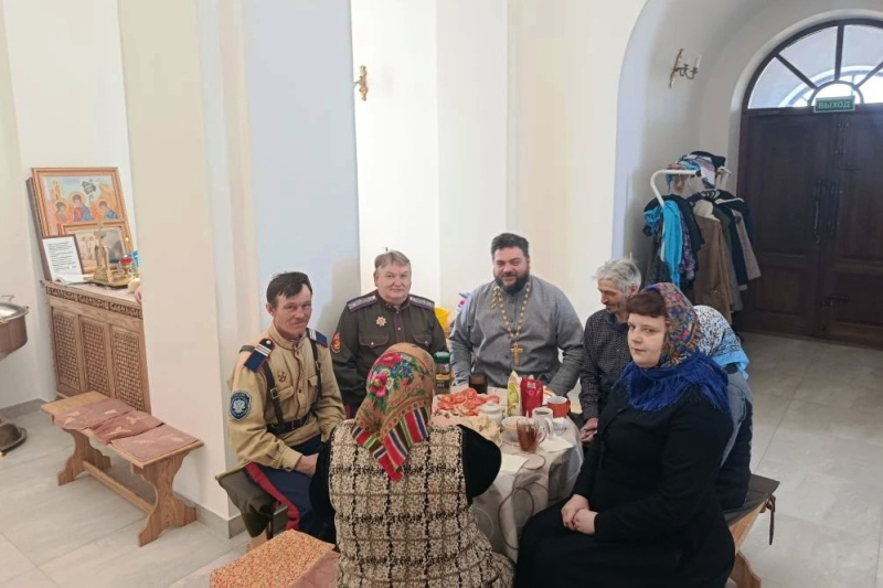 В Свято-Троицком храме села Новомеловатка совершено богослужение и духовная беседа с участием представителей ХКО «Хутор Калачеевский»