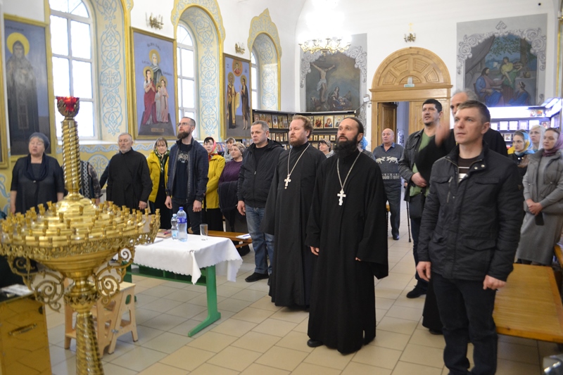 В храме св. мч. Иоанна Воина города Богучара прошла встреча руководителя епархиального миссионерского отдела с прихожанами и сотрудникам