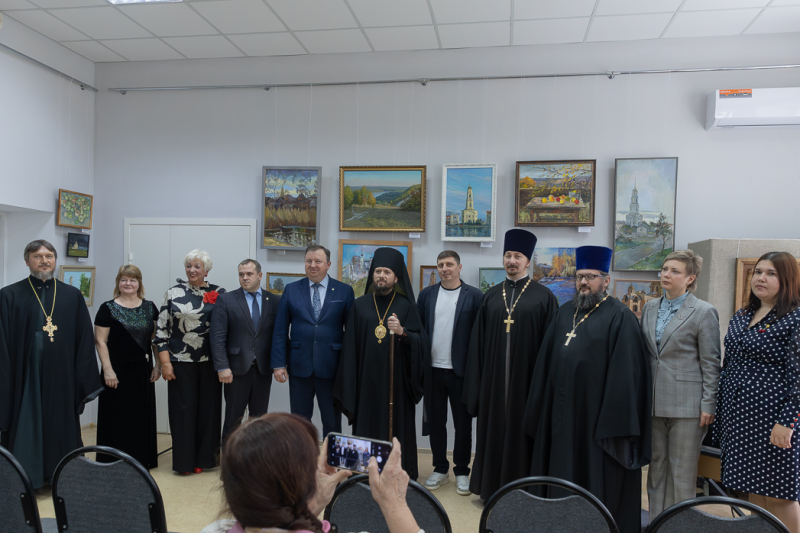 Епископ Дионисий принял участие в открытии выставки картин «Покров Пречистой над землей Воронежской» в Молодежном центре г. Россошь