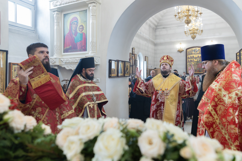 Преосвященнейший епископ Дионисий совершил Божественную литургию в Костомаровском монастыре