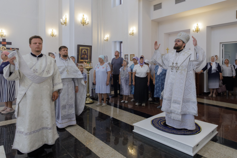 В день престольного праздника Архипастырь совершил Божественную литургию в храме Всемилостивого Спаса города Россошь
