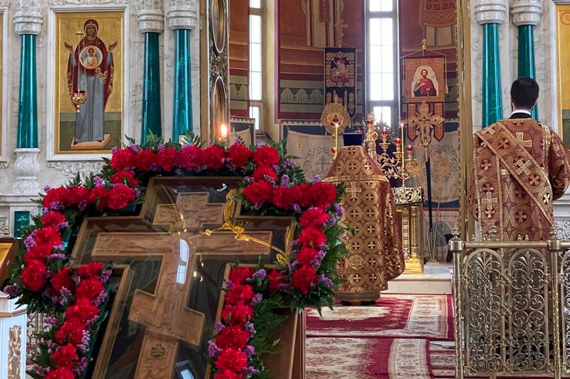 В праздник Воздвижения Креста Господня в Ильинском кафедральном соборе была совершена праздничная Божественная литургия