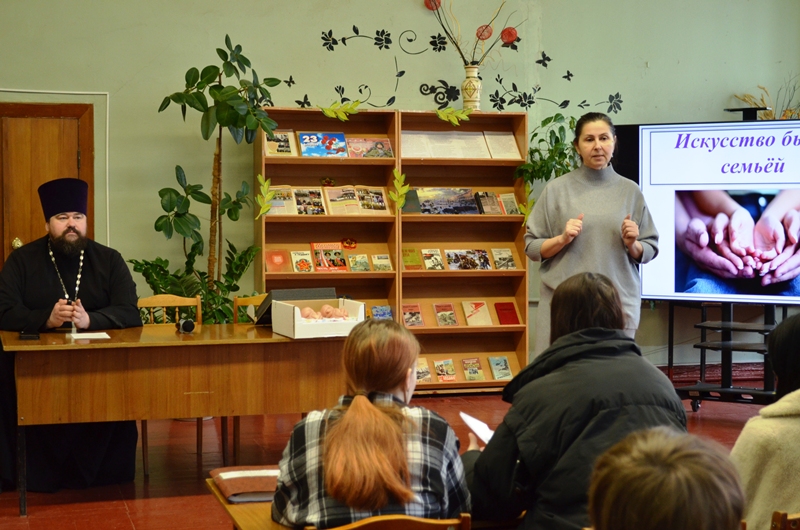 Епархиальным отделом по вопросам семьи, защиты материнства и детства проведены масштабные мероприятия с участием более чем сотни студентов Павловского района