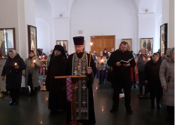 В Свято-Тихоновском соборном храме совершили чтение первой части Великого покаянного канона Андрея Критского