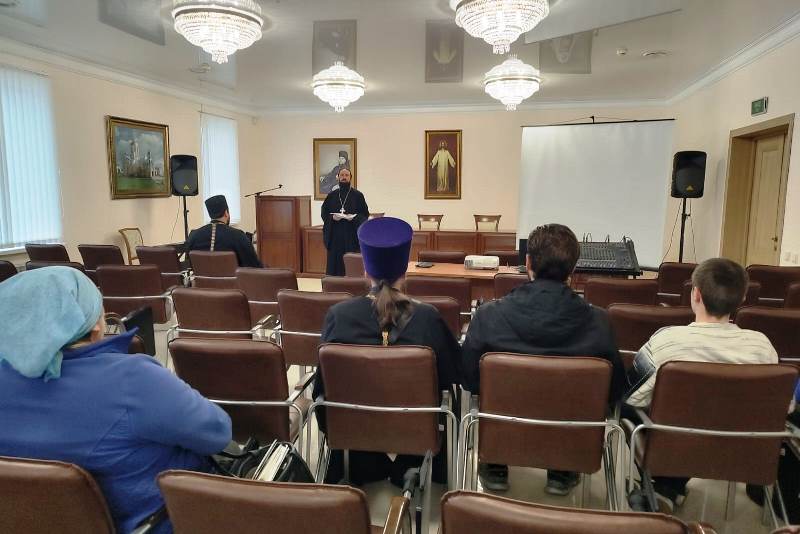 В актовом зале епархиального управления Россошанской епархии состоялась работа секции по миссионерскому служению в рамках епархиальных Митрофановских чтений