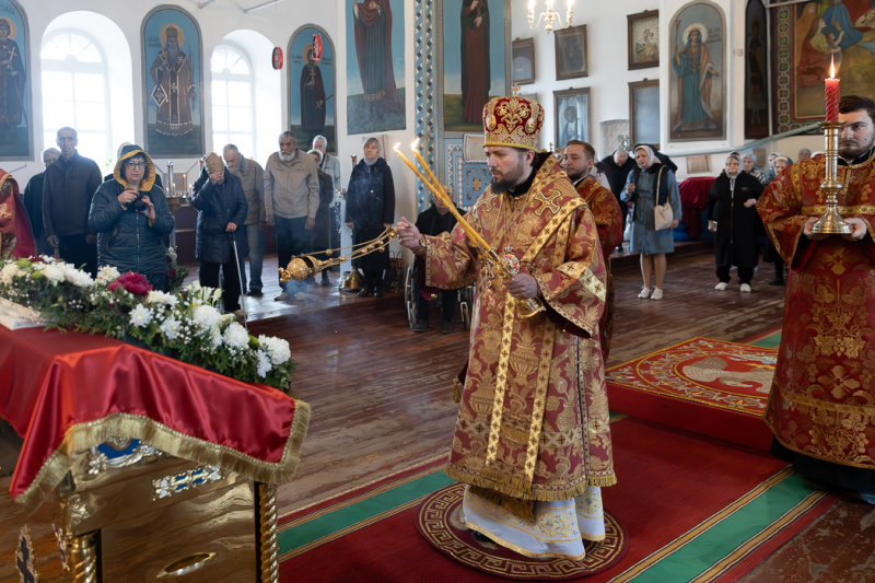 Епископ Россошанский и Острогожский Дионисий совершил Божественную литургию в Вознесенском храме г. Калач
