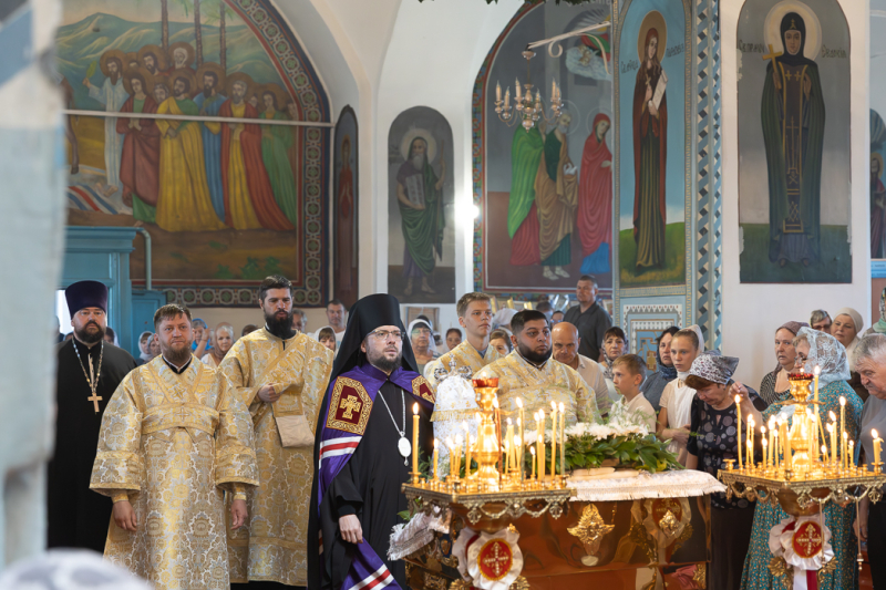 Преосвященнейший Епископ Дионисий возглавил престольное торжество Вознесенского храма г. Калач