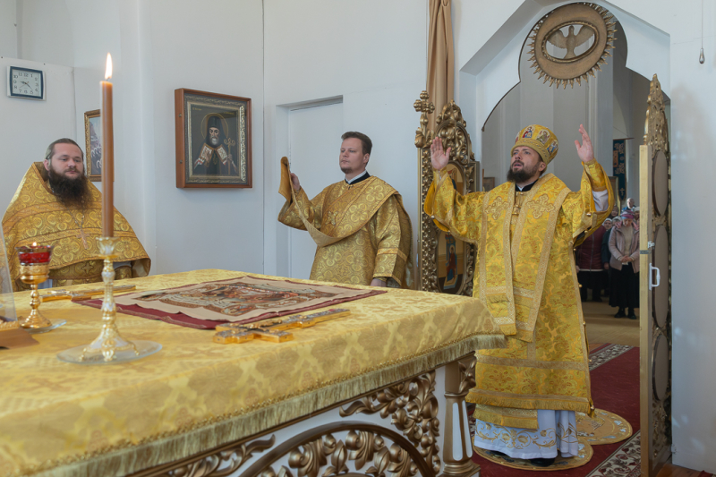 Епископ Россошанский и Острогожский Дионисий возглавил воскресное богослужение в храме святителя Митрофана Воронежского села Верхний Мамон