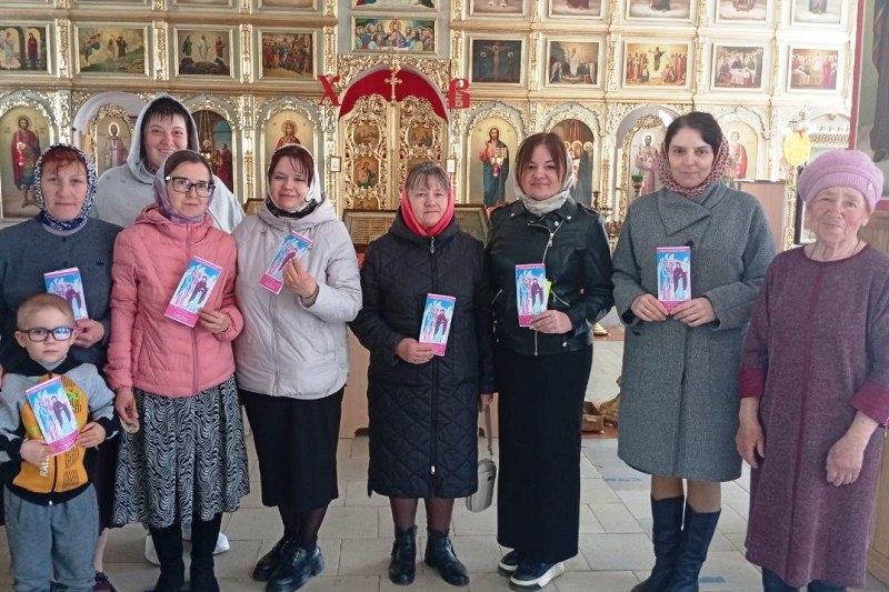 В воинском храме Сретения Господня города Острогожска поздравили прихожанок с Днем памяти святых жен-мироносиц