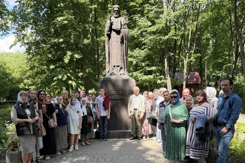Состоялась паломническая представителей от Острогожского благочиния в Серафимо‑Саровский мужской монастырь села Новомакарово