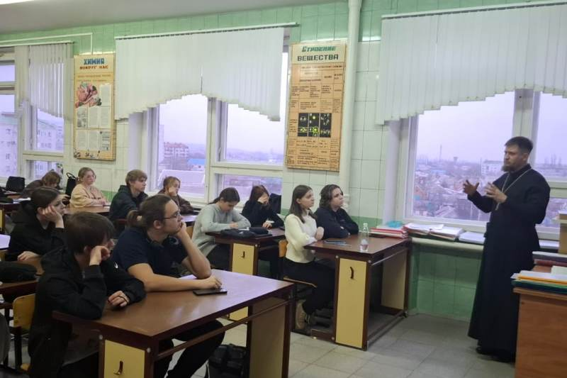  Священник провел профилактическую беседу о вреде наркотиков и алкоголя среди студентов РКММП