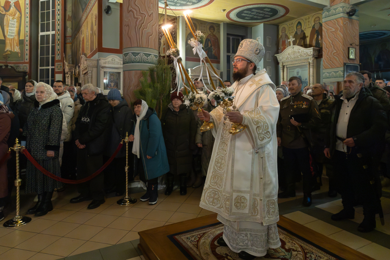 В праздник Рождества Христова Преосвященнейший Дионисий, епископ Россошанский и Острогожский, совершил Божественную литургию в Свято-Ильинском кафедральном соборе города Россошь